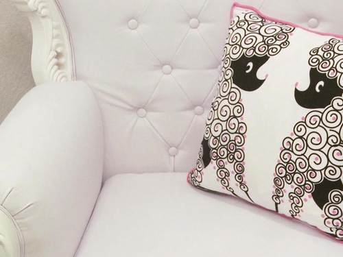Trang trí sofa trắng với gối tựa